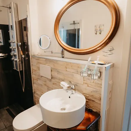 Altes Haeusle Am Waschbach-weinstock אדנקובן