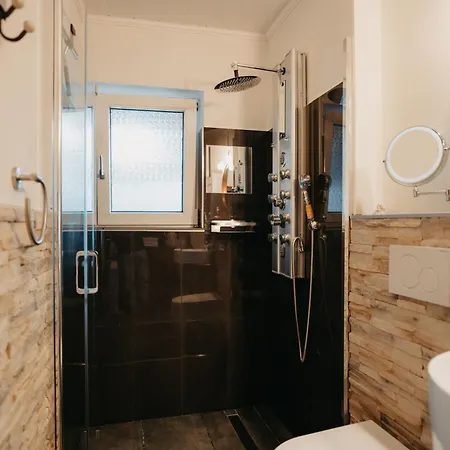 Altes Haeusle Am Waschbach-weinstock * אדנקובן