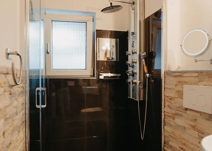 Altes Haeusle Am Waschbach-weinstock * Edenkoben